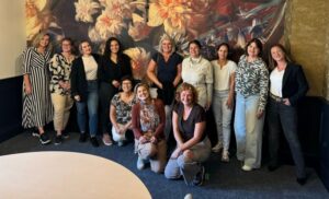Kwalitatief onderzoek voor herijking Vrijwilligersbeleid in Voorne aan Zee. Petra 't Hoen – Beleidsmedewerker Sociaal Domein & Dionne Bosmans – Uitvoerend Beleidsmedewerker Welzijn.